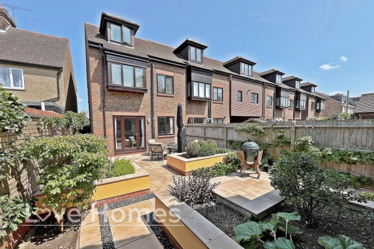 Finns Villas. Luton Road, Toddington